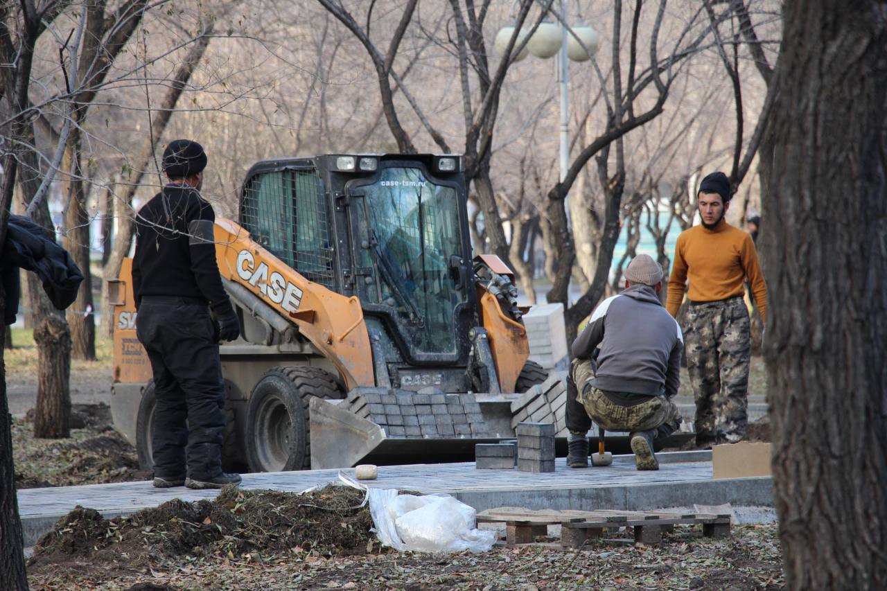 В строящемся «Сквере предпринимателей» идёт обустройство пешеходных дорожек и прокладка кабеля для линии освещения