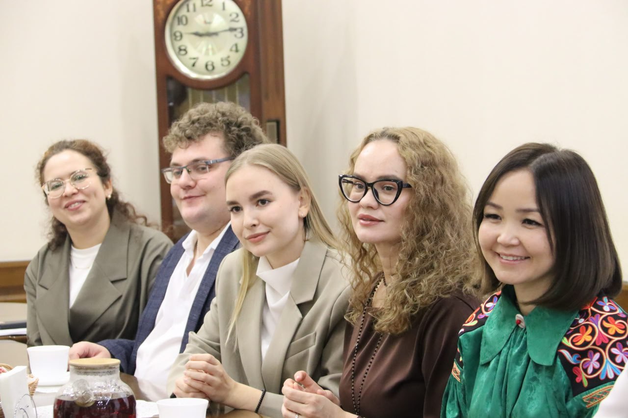 Сегодня в городской администрации Глава города Абакана Алексей Лемин встретился с плеядой молодых, но уже блистательных педагогов – теми, кто сегодня творит будущее абаканского образования Сегодня в городской администрации Глава города Абакана Алексей Лемин встретился с плеядой молодых, но уже блистательных педагогов – теми, кто сегодня творит будущее абаканского образования