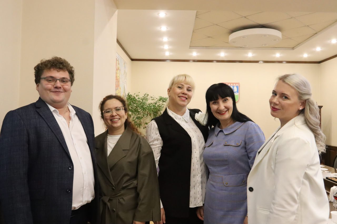 Сегодня в городской администрации Глава города Абакана Алексей Лемин встретился с плеядой молодых, но уже блистательных педагогов – теми, кто сегодня творит будущее абаканского образования Сегодня в городской администрации Глава города Абакана Алексей Лемин встретился с плеядой молодых, но уже блистательных педагогов – теми, кто сегодня творит будущее абаканского образования