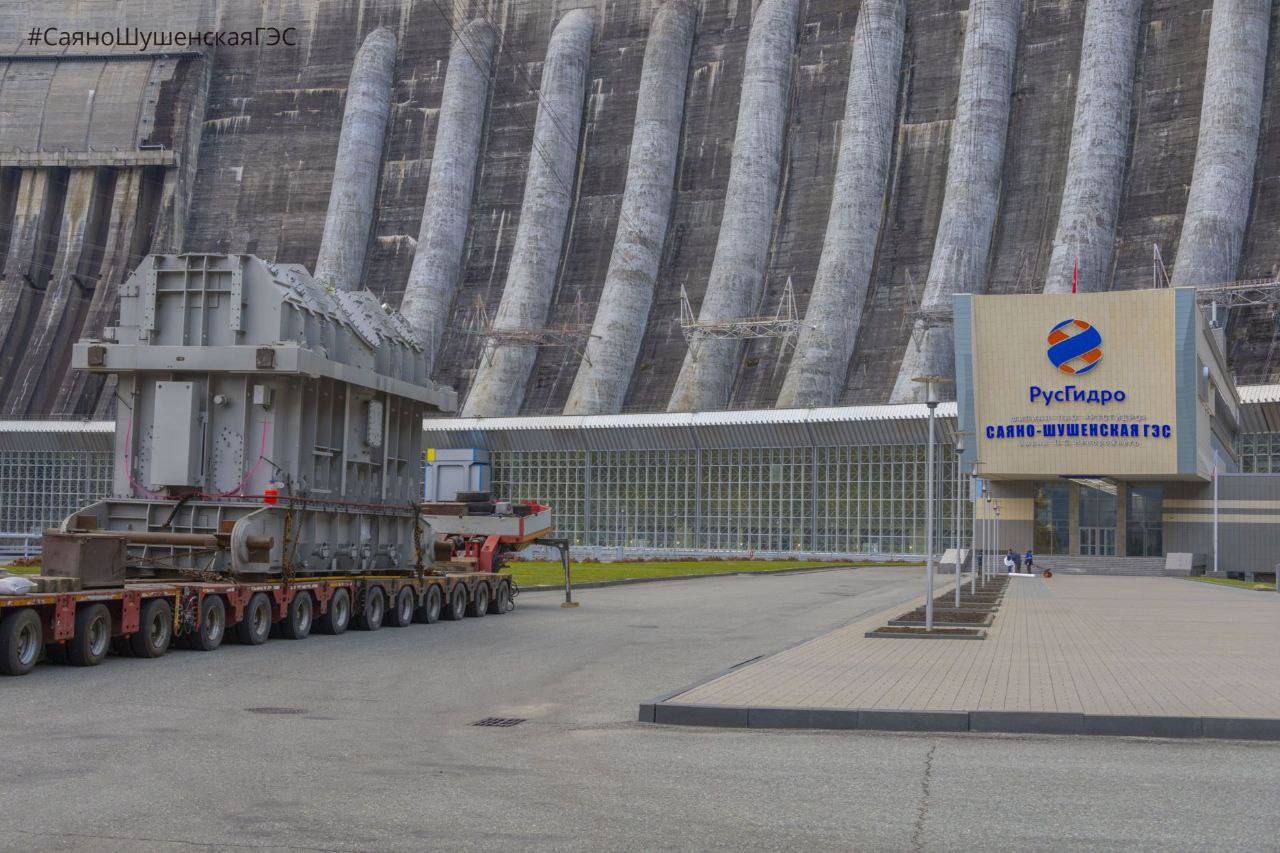 Пришлось демонтировать мосты: новый резервный силовой трансформатор доставлен на Саяно-Шушенскую ГЭС