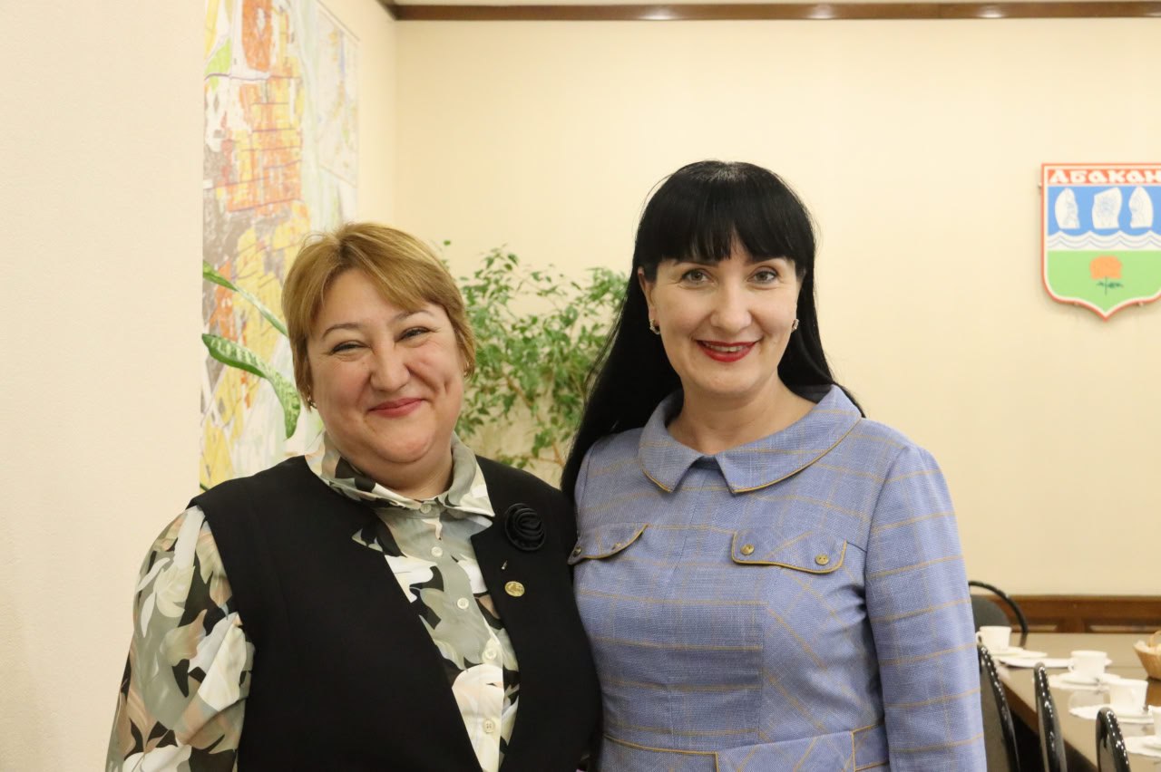 Сегодня в городской администрации Глава города Абакана Алексей Лемин встретился с плеядой молодых, но уже блистательных педагогов – теми, кто сегодня творит будущее абаканского образования Сегодня в городской администрации Глава города Абакана Алексей Лемин встретился с плеядой молодых, но уже блистательных педагогов – теми, кто сегодня творит будущее абаканского образования