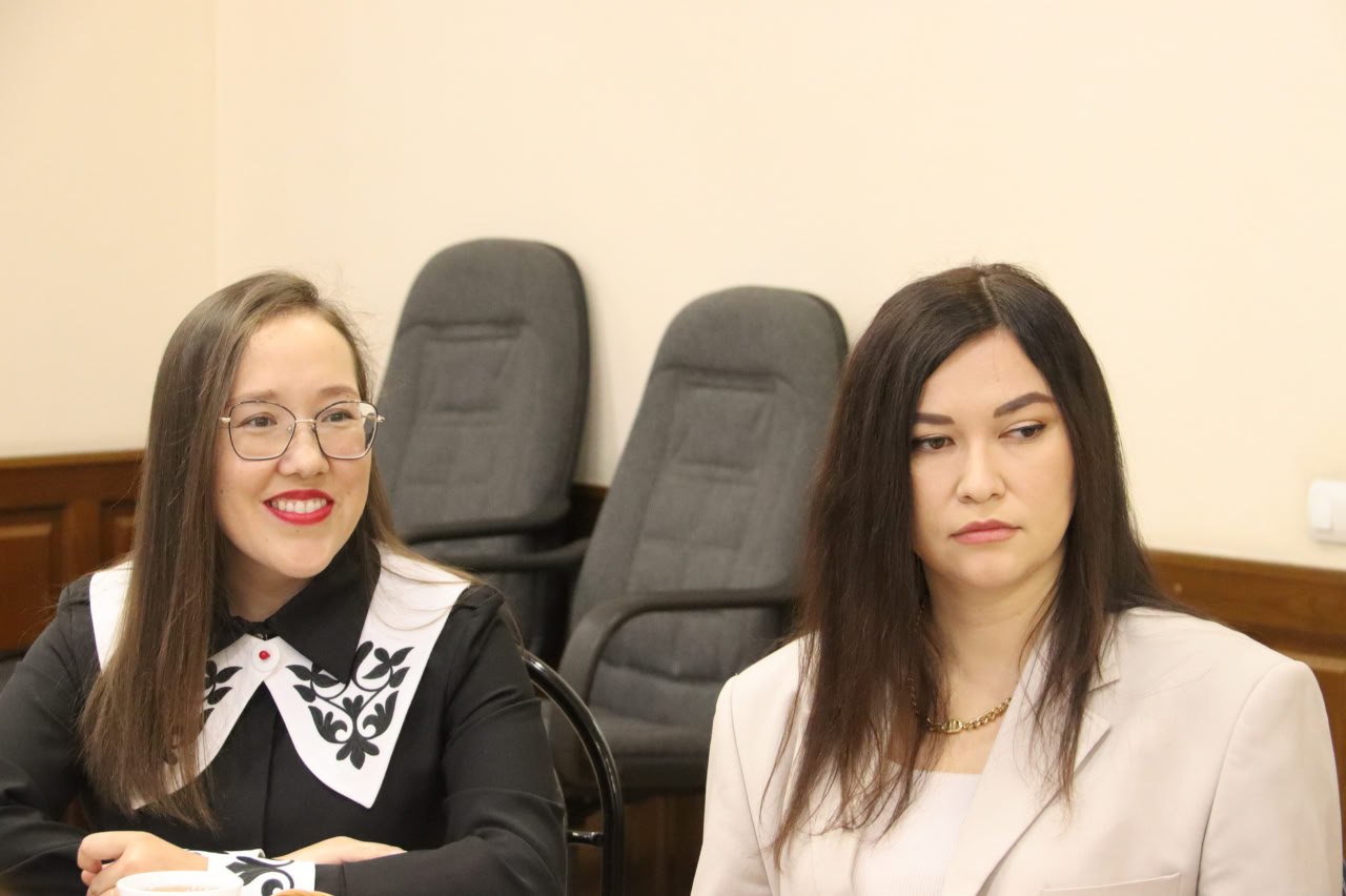 Сегодня в городской администрации Глава города Абакана Алексей Лемин встретился с плеядой молодых, но уже блистательных педагогов – теми, кто сегодня творит будущее абаканского образования Сегодня в городской администрации Глава города Абакана Алексей Лемин встретился с плеядой молодых, но уже блистательных педагогов – теми, кто сегодня творит будущее абаканского образования