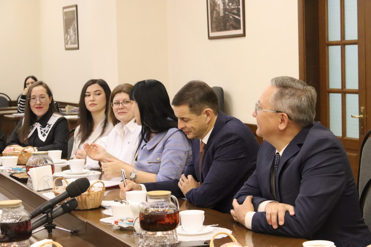 Сегодня в городской администрации Глава города Абакана Алексей Лемин встретился с плеядой молодых, но уже блистательных педагогов – теми, кто сегодня творит будущее абаканского образования Сегодня в городской администрации Глава города Абакана Алексей Лемин встретился с плеядой молодых, но уже блистательных педагогов – теми, кто сегодня творит будущее абаканского образования