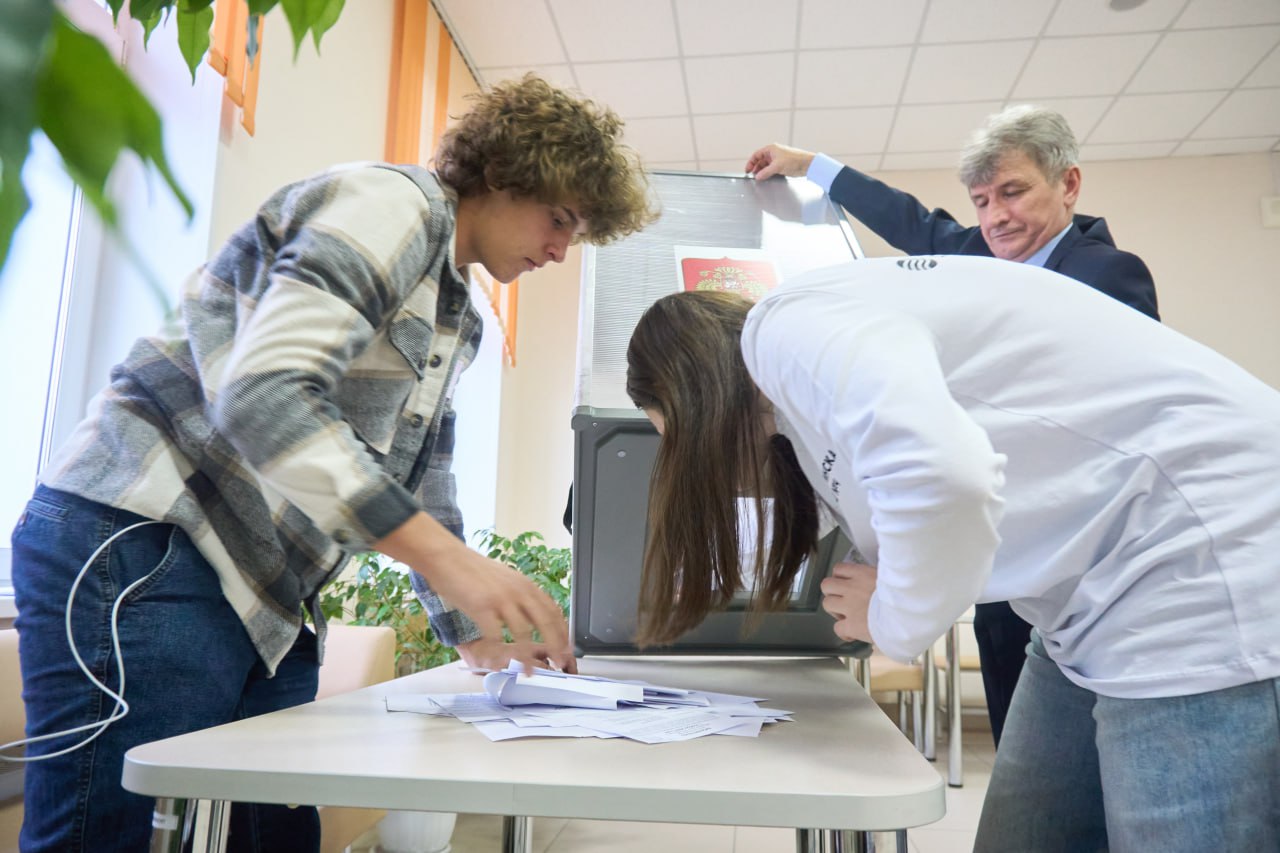 Уже завтра, 31 октября, 17 команд, более 120 старшеклассников из Хакасии, Тывы, Красноярского края и Новосибирской области соберутся вместе, чтобы выяснить, кто же лучше знает и понимает избирательное право, его тенденции и... Уже завтра, 31 октября, 17 команд, более 120 старшеклассников из Хакасии, Тывы, Красноярского края и Новосибирской области соберутся вместе, чтобы выяснить, кто же лучше знает и понимает избирательное право, его тенденции и...