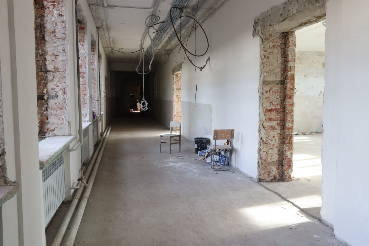 «Муниципальный жилищный фонд» держит хорошие темпы не только по фасадным работам в школе № 1, но и по внутренней отделке «Муниципальный жилищный фонд» держит хорошие темпы не только по фасадным работам в школе № 1, но и по внутренней отделке