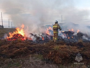В Новотроицком мальчик спалил 24,5 тонны сена, в Абакане в коллекторе в огне едва не погиб мужчина