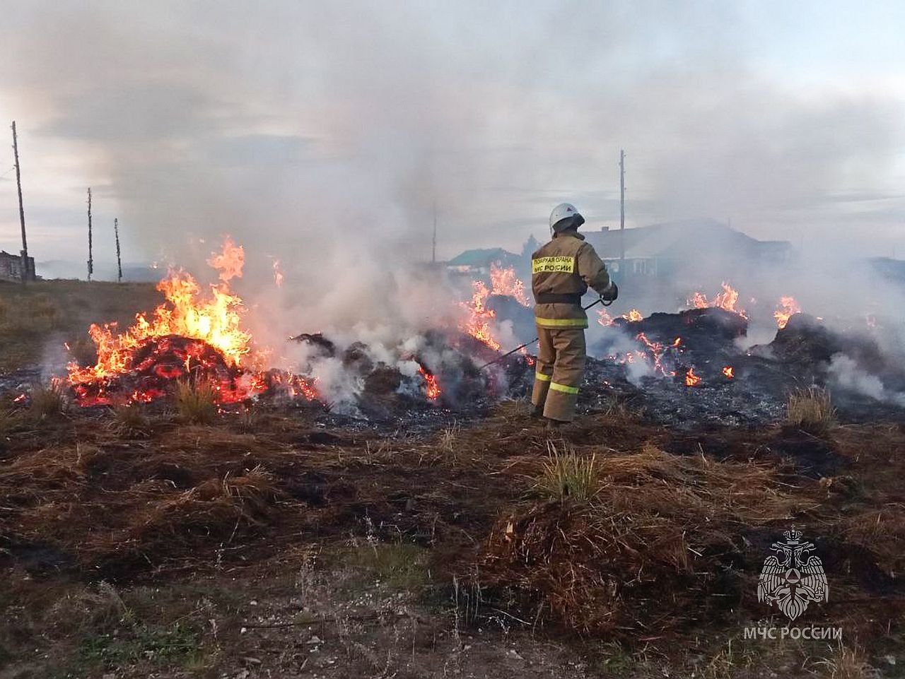 В Новотроицком мальчик спалил 24,5 тонны сена, в Абакане в коллекторе в огне едва не погиб мужчина