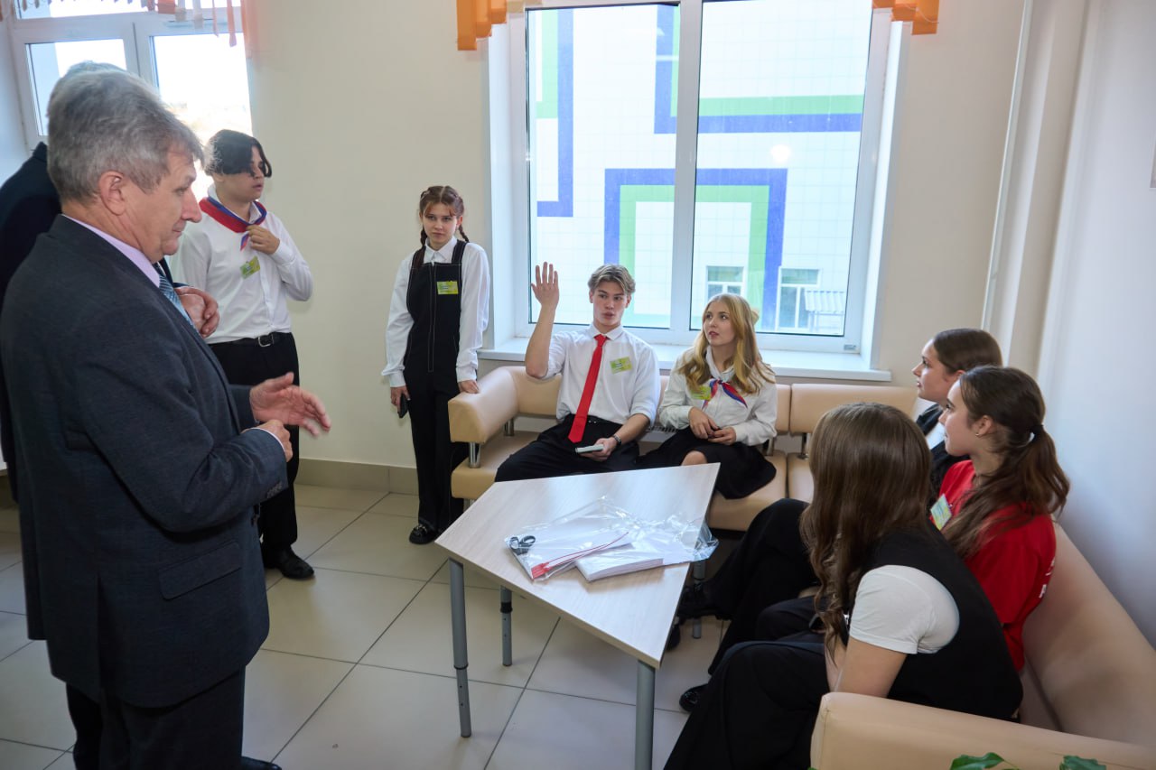 Каждый год мы стараемся придумать и проработать новые задания и новые форматы, но одно всегда остается неизменным – участники любого очного Слета проводят Плебисцит, на котором обсуждают интересные вопросы, а победителя... Каждый год мы стараемся придумать и проработать новые задания и новые форматы, но одно всегда остается неизменным – участники любого очного Слета проводят Плебисцит, на котором обсуждают интересные вопросы, а победителя...