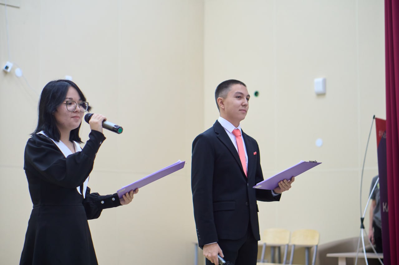 Сегодня весь день вместе с участниками Слета на сцене проводят его ведущие Егор Катаев и Дарья Ильина, воспитанники Ирины Бугаевой из Центра детского творчества города Абакана Сегодня весь день вместе с участниками Слета на сцене проводят его ведущие Егор Катаев и Дарья Ильина, воспитанники Ирины Бугаевой из Центра детского творчества города Абакана