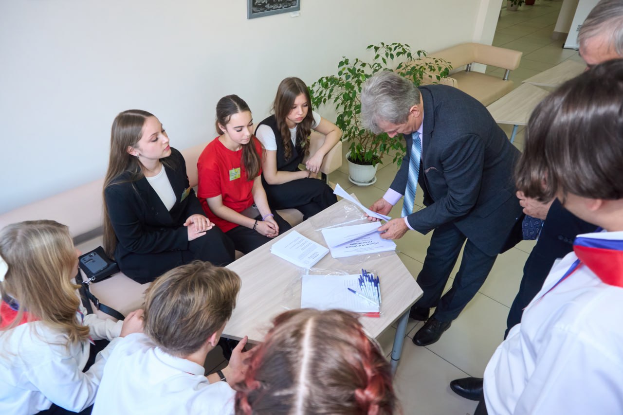 Каждый год мы стараемся придумать и проработать новые задания и новые форматы, но одно всегда остается неизменным – участники любого очного Слета проводят Плебисцит, на котором обсуждают интересные вопросы, а победителя... Каждый год мы стараемся придумать и проработать новые задания и новые форматы, но одно всегда остается неизменным – участники любого очного Слета проводят Плебисцит, на котором обсуждают интересные вопросы, а победителя...