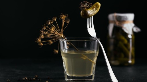 Зря выливали огуречный рассол в унитаз: не поверите, что из него можно приготовить