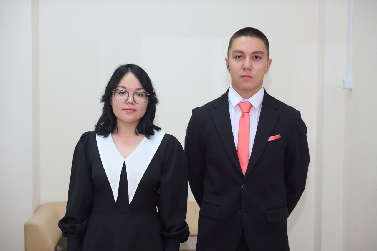 Сегодня весь день вместе с участниками Слета на сцене проводят его ведущие Егор Катаев и Дарья Ильина, воспитанники Ирины Бугаевой из Центра детского творчества города Абакана Сегодня весь день вместе с участниками Слета на сцене проводят его ведущие Егор Катаев и Дарья Ильина, воспитанники Ирины Бугаевой из Центра детского творчества города Абакана