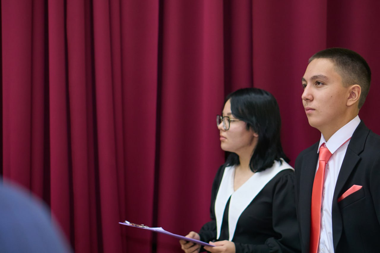 Сегодня весь день вместе с участниками Слета на сцене проводят его ведущие Егор Катаев и Дарья Ильина, воспитанники Ирины Бугаевой из Центра детского творчества города Абакана Сегодня весь день вместе с участниками Слета на сцене проводят его ведущие Егор Катаев и Дарья Ильина, воспитанники Ирины Бугаевой из Центра детского творчества города Абакана