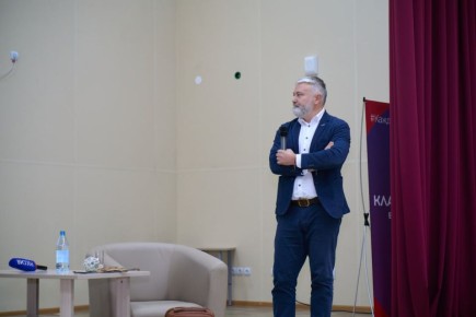 Те, кто не попал в команду или в состав избирательной комиссии тоже не скучают