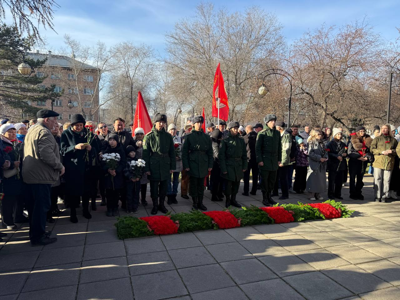Абакан помнит своих героев: сегодня в республиканской столице вспоминают тех, кто за мирное небо над нашими головами отдал самую высокую цену — свою жизнь Абакан помнит своих героев: сегодня в республиканской столице вспоминают тех, кто за мирное небо над нашими головами отдал самую высокую цену — свою жизнь