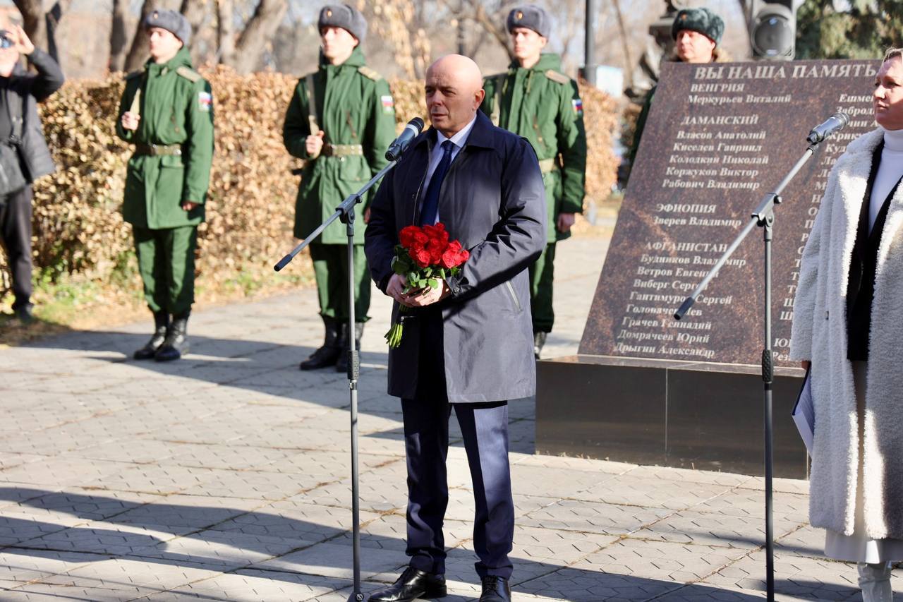 В Абакане почтили память воинов, погибших в локальных конфликтах