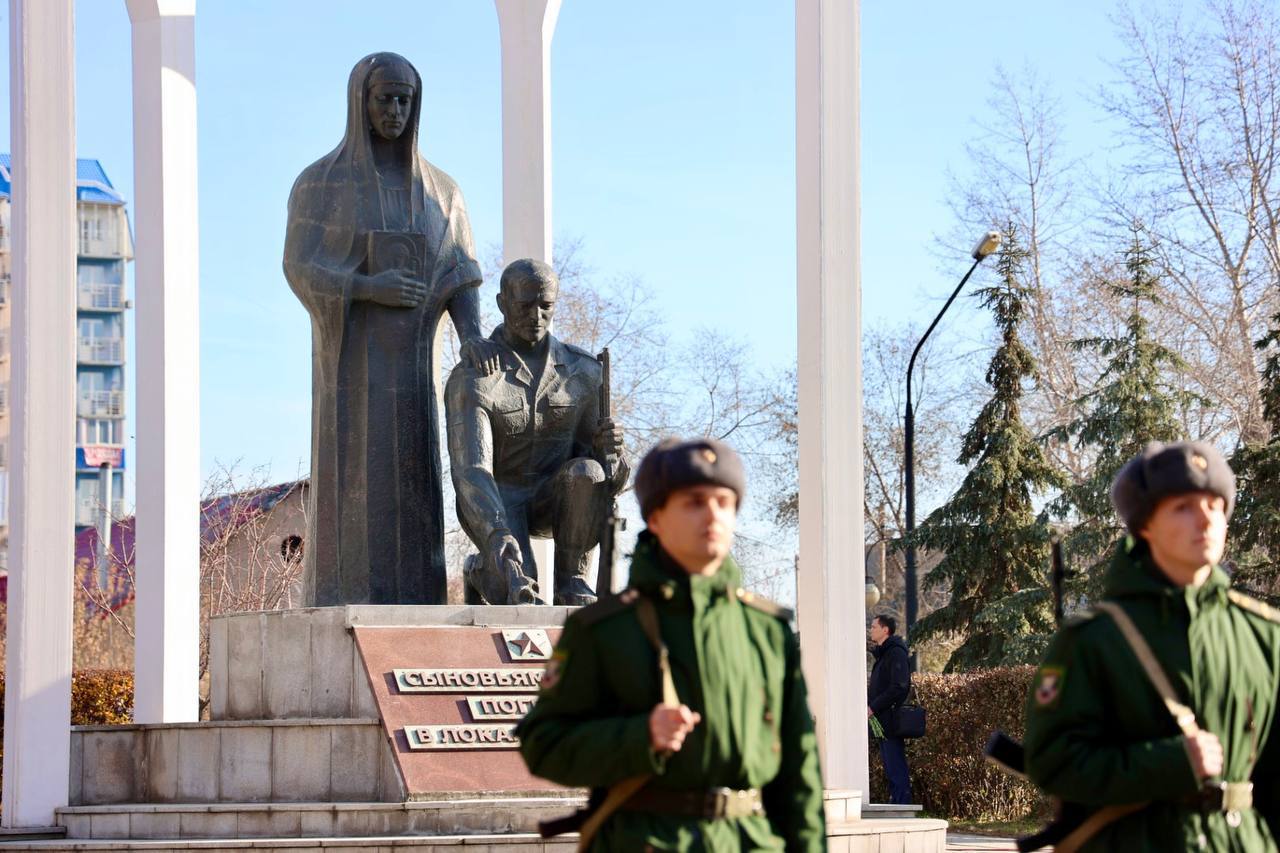 В Абакане почтили память воинов, погибших в локальных конфликтах В Абакане почтили память воинов, погибших в локальных конфликтах