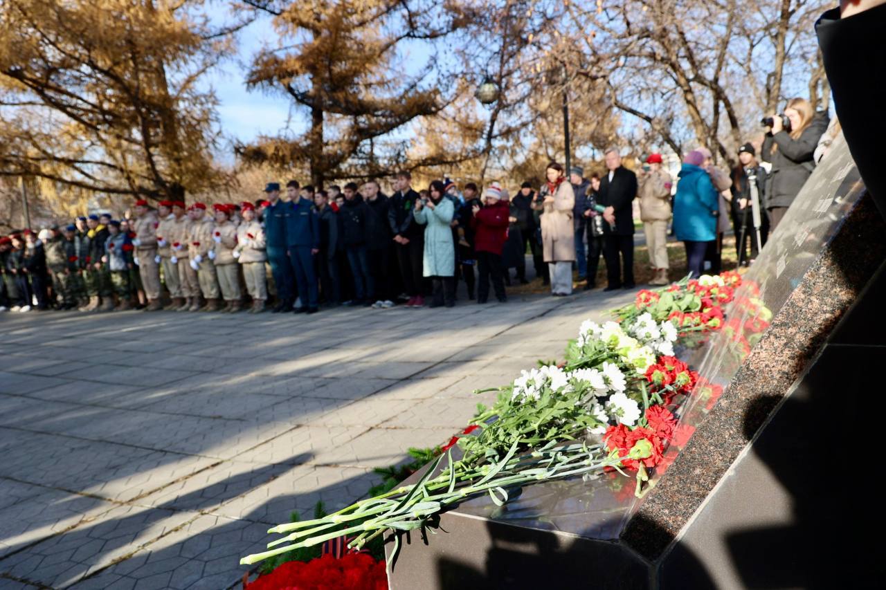 В Абакане почтили память воинов, погибших в локальных конфликтах В Абакане почтили память воинов, погибших в локальных конфликтах
