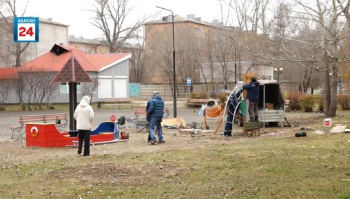 Новый детский комплекс устанавливают в сквере «Заречье» на Нижней Согре