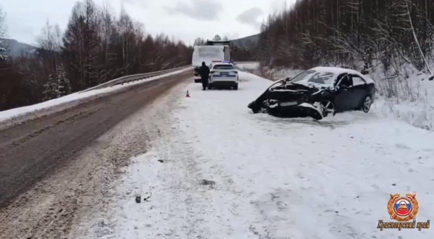 Иномарка столкнулась с грузовиком в Ермаковском районе Красноярского края