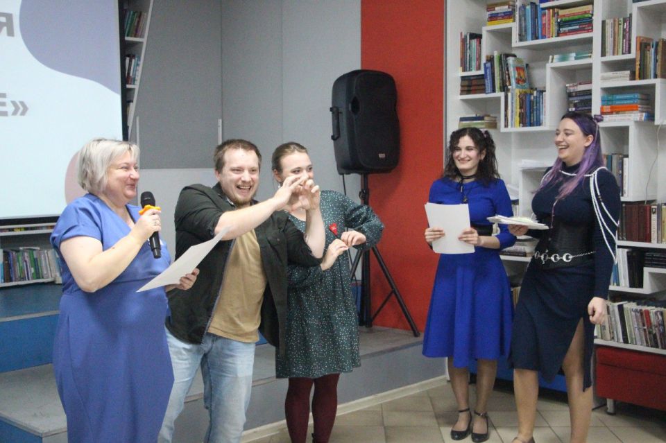 Слова поздравлений, признания и благодарности: абаканскому «Ровеснику» - 55. Здесь не «ставят клише», не делят подростков на хороших и плохих, здесь любят молодёжь: разную, шумную, творческую и, конечно же, читающую Слова поздравлений, признания и благодарности: абаканскому «Ровеснику» - 55. Здесь не «ставят клише», не делят подростков на хороших и плохих, здесь любят молодёжь: разную, шумную, творческую и, конечно же, читающую