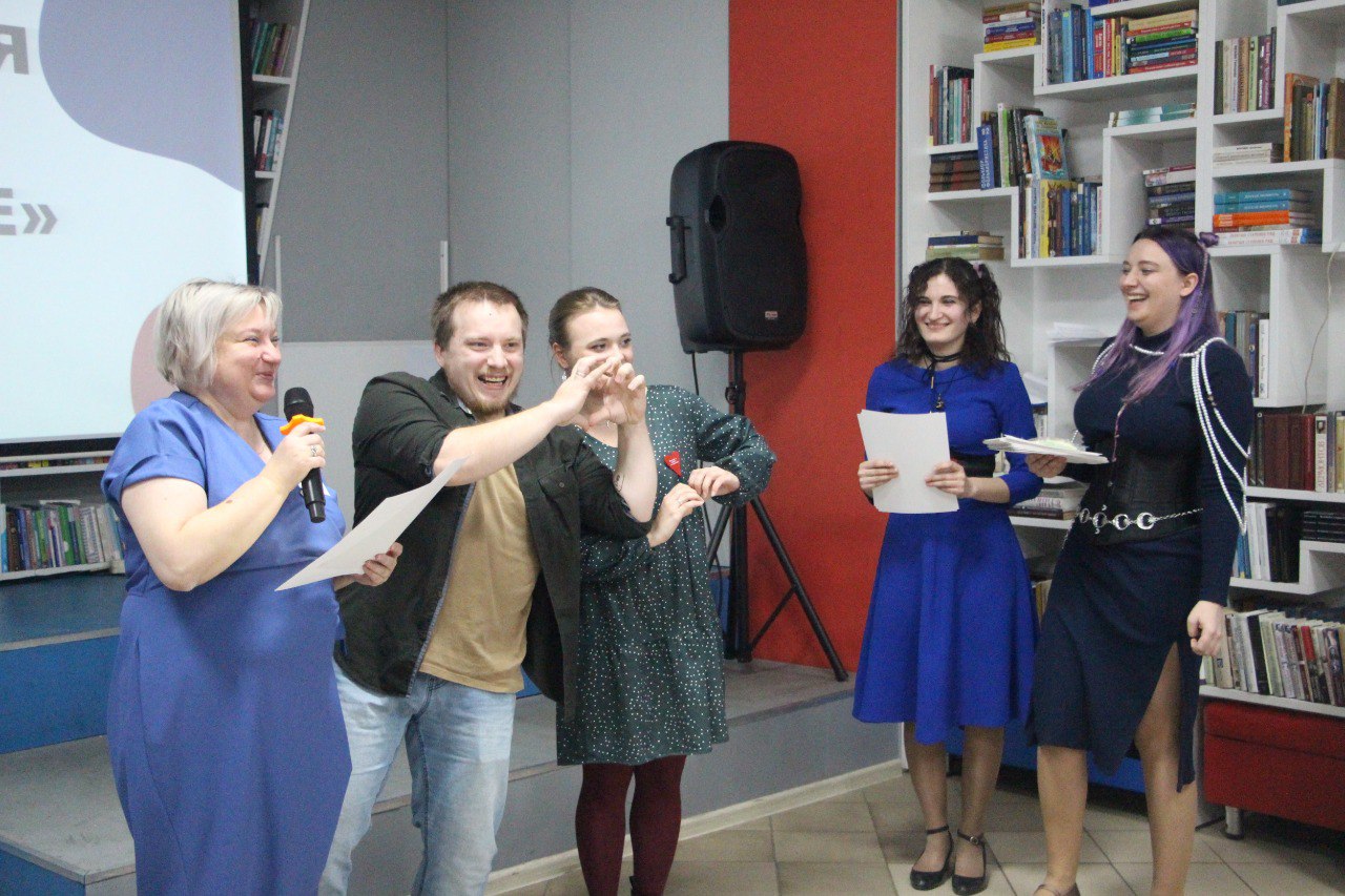 Слова поздравлений, признания и благодарности: абаканскому «Ровеснику» - 55. Здесь не «ставят клише», не делят подростков на хороших и плохих, здесь любят молодёжь: разную, шумную, творческую и, конечно же, читающую Слова поздравлений, признания и благодарности: абаканскому «Ровеснику» - 55. Здесь не «ставят клише», не делят подростков на хороших и плохих, здесь любят молодёжь: разную, шумную, творческую и, конечно же, читающую