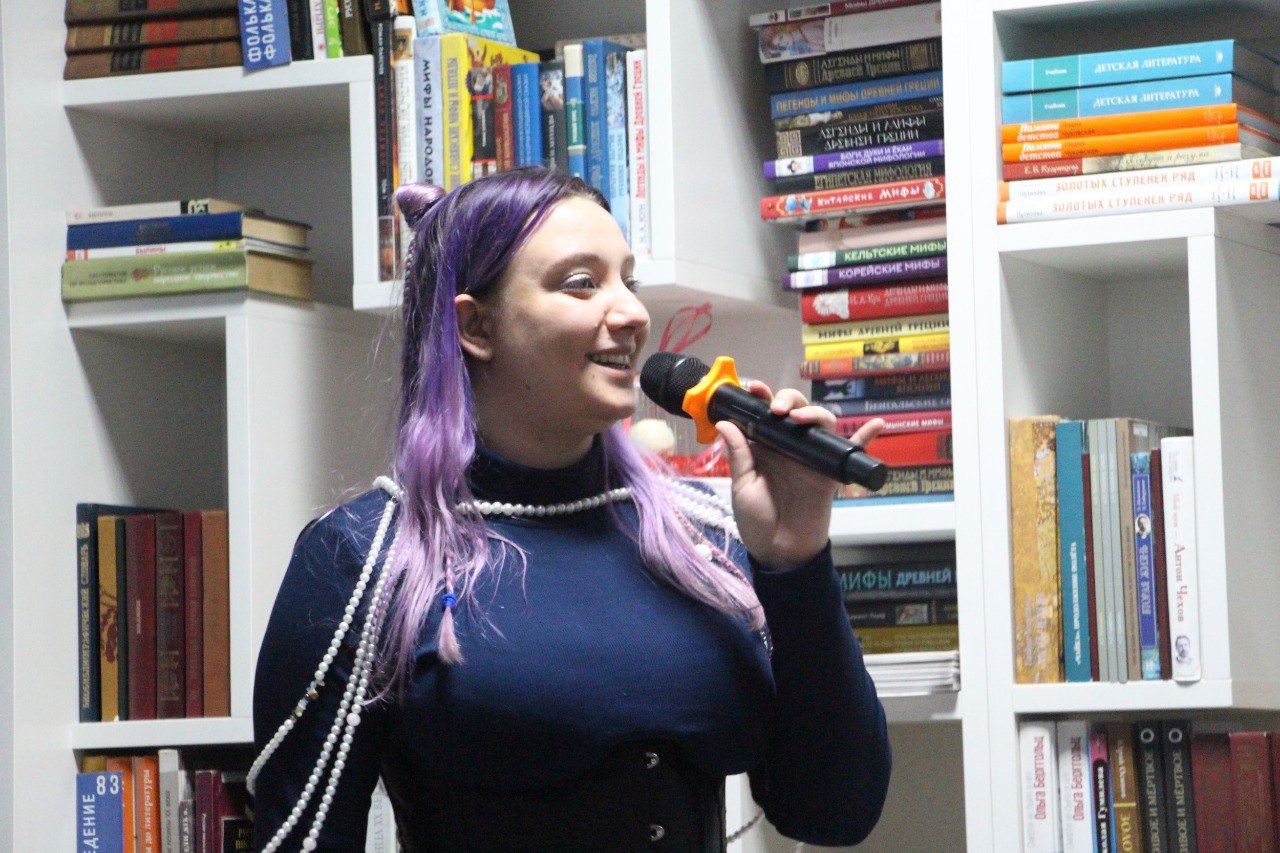 Слова поздравлений, признания и благодарности: абаканскому «Ровеснику» - 55. Здесь не «ставят клише», не делят подростков на хороших и плохих, здесь любят молодёжь: разную, шумную, творческую и, конечно же, читающую Слова поздравлений, признания и благодарности: абаканскому «Ровеснику» - 55. Здесь не «ставят клише», не делят подростков на хороших и плохих, здесь любят молодёжь: разную, шумную, творческую и, конечно же, читающую