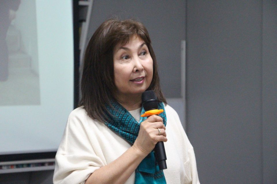 Слова поздравлений, признания и благодарности: абаканскому «Ровеснику» - 55. Здесь не «ставят клише», не делят подростков на хороших и плохих, здесь любят молодёжь: разную, шумную, творческую и, конечно же, читающую Слова поздравлений, признания и благодарности: абаканскому «Ровеснику» - 55. Здесь не «ставят клише», не делят подростков на хороших и плохих, здесь любят молодёжь: разную, шумную, творческую и, конечно же, читающую