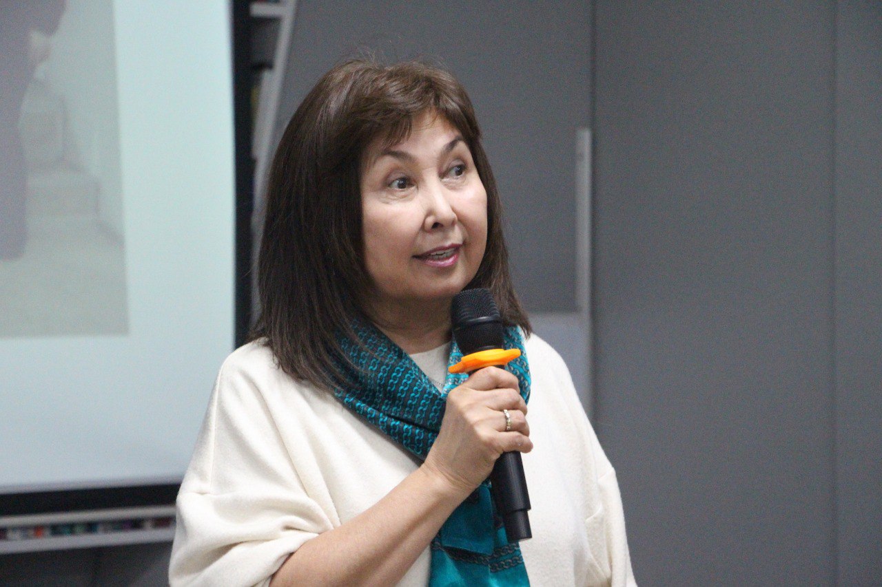 Слова поздравлений, признания и благодарности: абаканскому «Ровеснику» - 55. Здесь не «ставят клише», не делят подростков на хороших и плохих, здесь любят молодёжь: разную, шумную, творческую и, конечно же, читающую Слова поздравлений, признания и благодарности: абаканскому «Ровеснику» - 55. Здесь не «ставят клише», не делят подростков на хороших и плохих, здесь любят молодёжь: разную, шумную, творческую и, конечно же, читающую