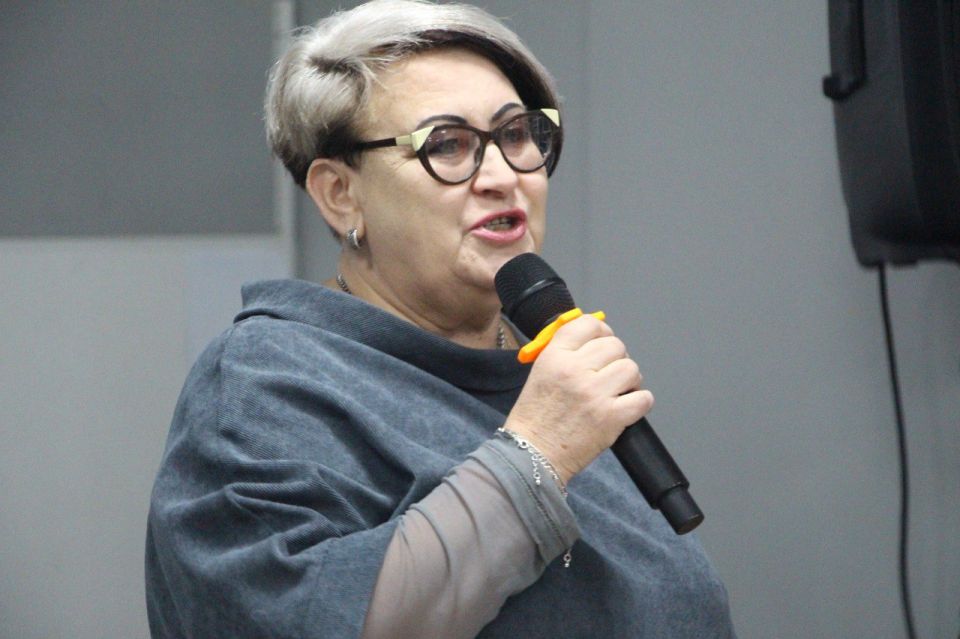 Слова поздравлений, признания и благодарности: абаканскому «Ровеснику» - 55. Здесь не «ставят клише», не делят подростков на хороших и плохих, здесь любят молодёжь: разную, шумную, творческую и, конечно же, читающую Слова поздравлений, признания и благодарности: абаканскому «Ровеснику» - 55. Здесь не «ставят клише», не делят подростков на хороших и плохих, здесь любят молодёжь: разную, шумную, творческую и, конечно же, читающую