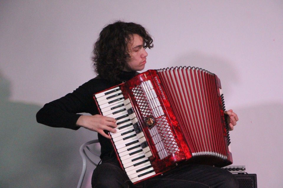 Слова поздравлений, признания и благодарности: абаканскому «Ровеснику» - 55. Здесь не «ставят клише», не делят подростков на хороших и плохих, здесь любят молодёжь: разную, шумную, творческую и, конечно же, читающую Слова поздравлений, признания и благодарности: абаканскому «Ровеснику» - 55. Здесь не «ставят клише», не делят подростков на хороших и плохих, здесь любят молодёжь: разную, шумную, творческую и, конечно же, читающую