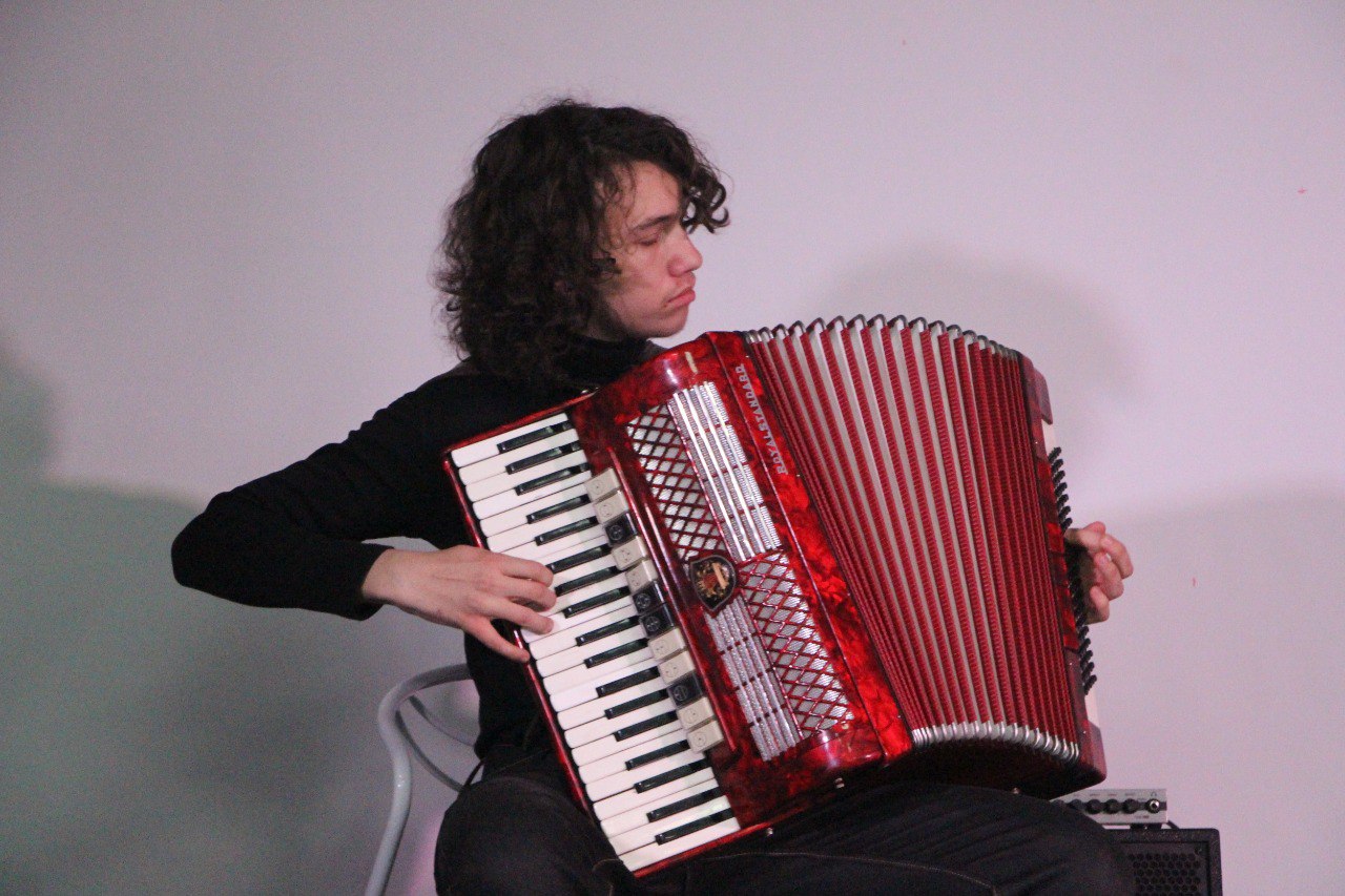 Слова поздравлений, признания и благодарности: абаканскому «Ровеснику» - 55. Здесь не «ставят клише», не делят подростков на хороших и плохих, здесь любят молодёжь: разную, шумную, творческую и, конечно же, читающую Слова поздравлений, признания и благодарности: абаканскому «Ровеснику» - 55. Здесь не «ставят клише», не делят подростков на хороших и плохих, здесь любят молодёжь: разную, шумную, творческую и, конечно же, читающую