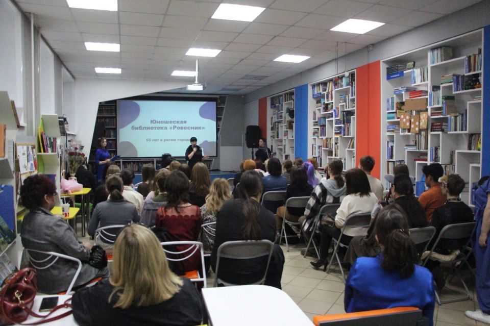 Слова поздравлений, признания и благодарности: абаканскому «Ровеснику» - 55. Здесь не «ставят клише», не делят подростков на хороших и плохих, здесь любят молодёжь: разную, шумную, творческую и, конечно же, читающую Слова поздравлений, признания и благодарности: абаканскому «Ровеснику» - 55. Здесь не «ставят клише», не делят подростков на хороших и плохих, здесь любят молодёжь: разную, шумную, творческую и, конечно же, читающую