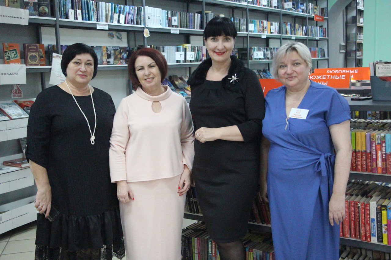 Слова поздравлений, признания и благодарности: абаканскому «Ровеснику» - 55. Здесь не «ставят клише», не делят подростков на хороших и плохих, здесь любят молодёжь: разную, шумную, творческую и, конечно же, читающую