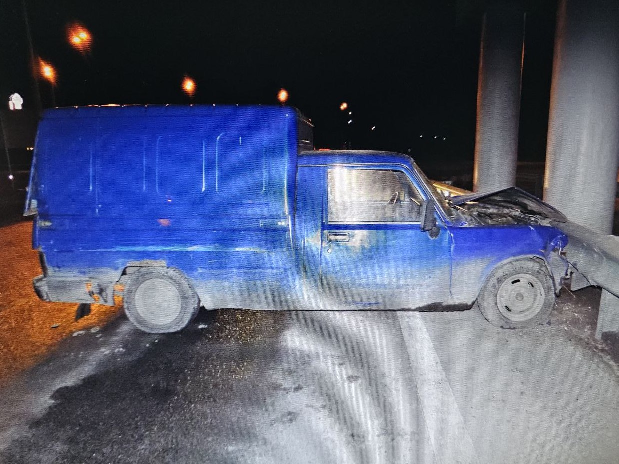 В ЧЕРНОГОРСКЕ ПОДРОСТОК УГНАЛ МАШИНУ И ПОПАЛ В АВАРИЮ