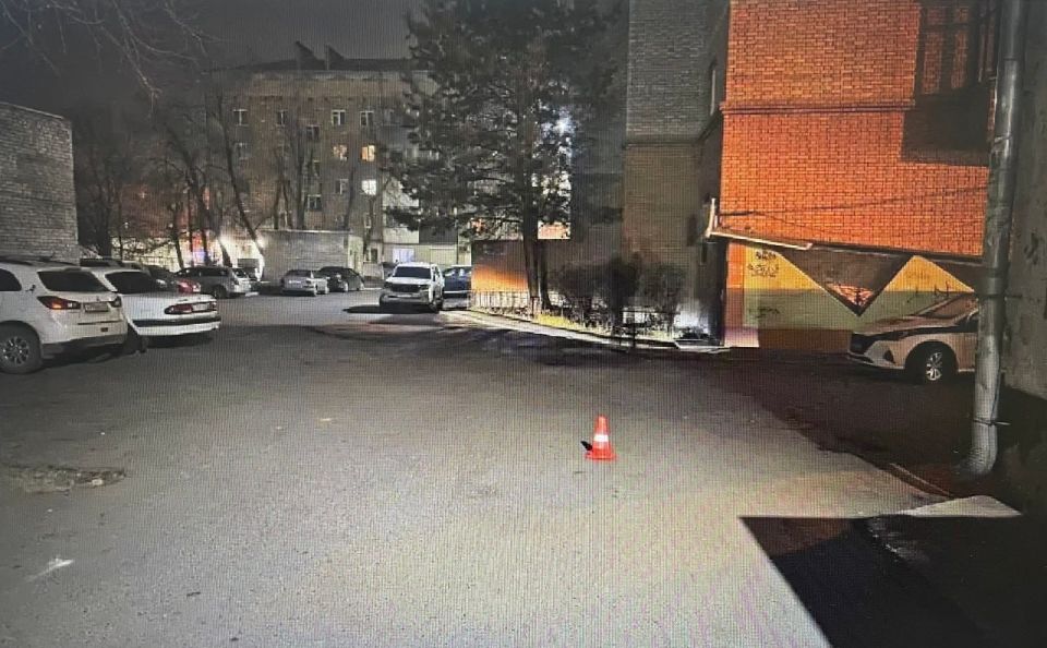 В АБАКАНЕ ВО ДВОРЕ СБИЛИ ПЕНСИОНЕРКУ