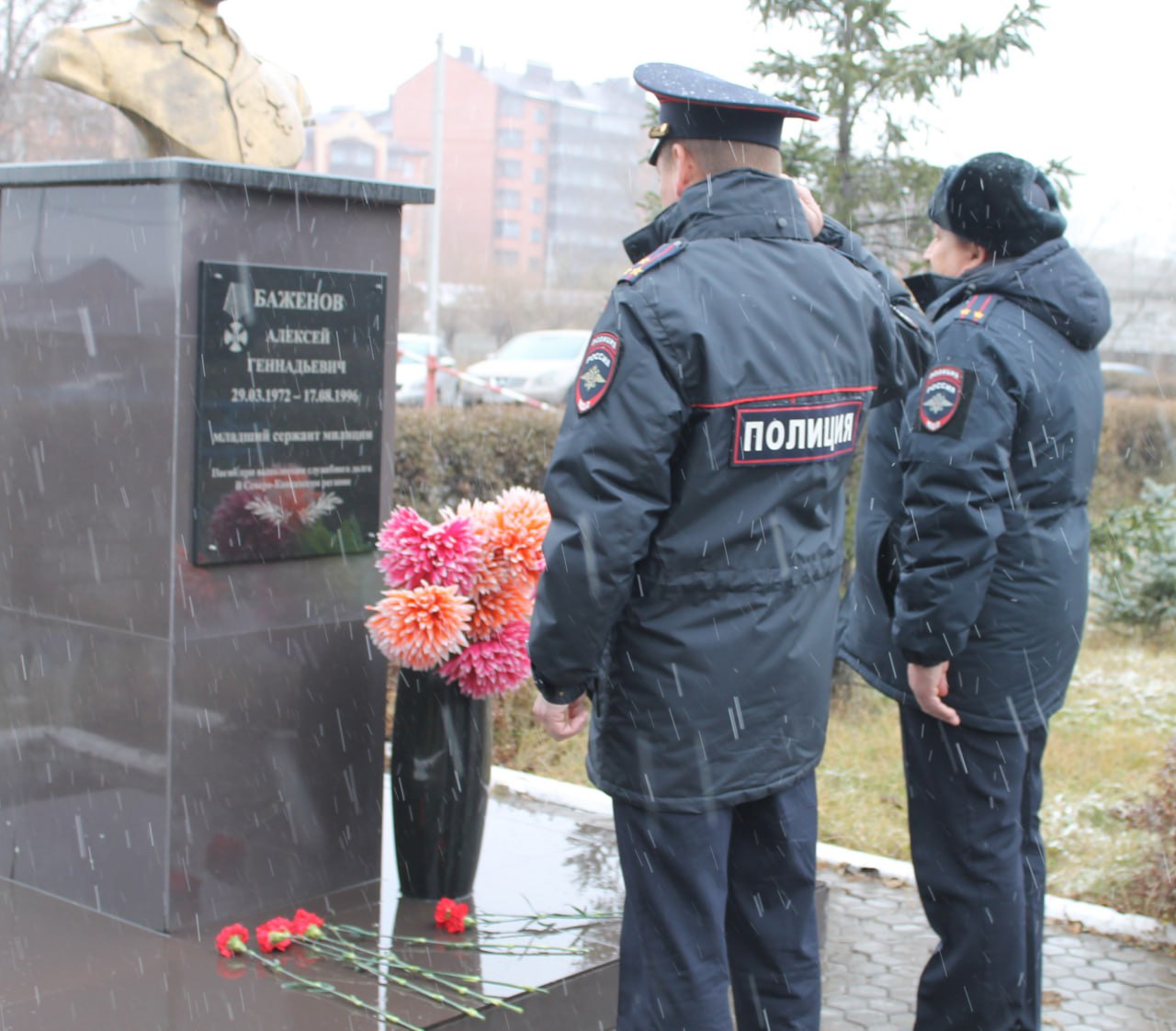В Черногорске состоялся митинг, посвящённый памяти сотрудников органов внутренних дел, погибших при исполнении служебного долга В Черногорске состоялся митинг, посвящённый памяти сотрудников органов внутренних дел, погибших при исполнении служебного долга