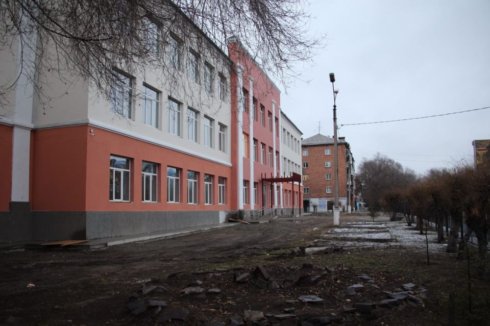 Глава города Абакана Алексей Лемин на очередном штабе в школе № 10 обсудил с подрядчиком продвижение работ на объекте