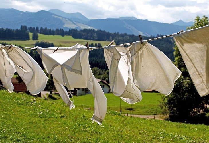 Как отстирать винное пятно и не испортить вещь: 3 хитрых приема