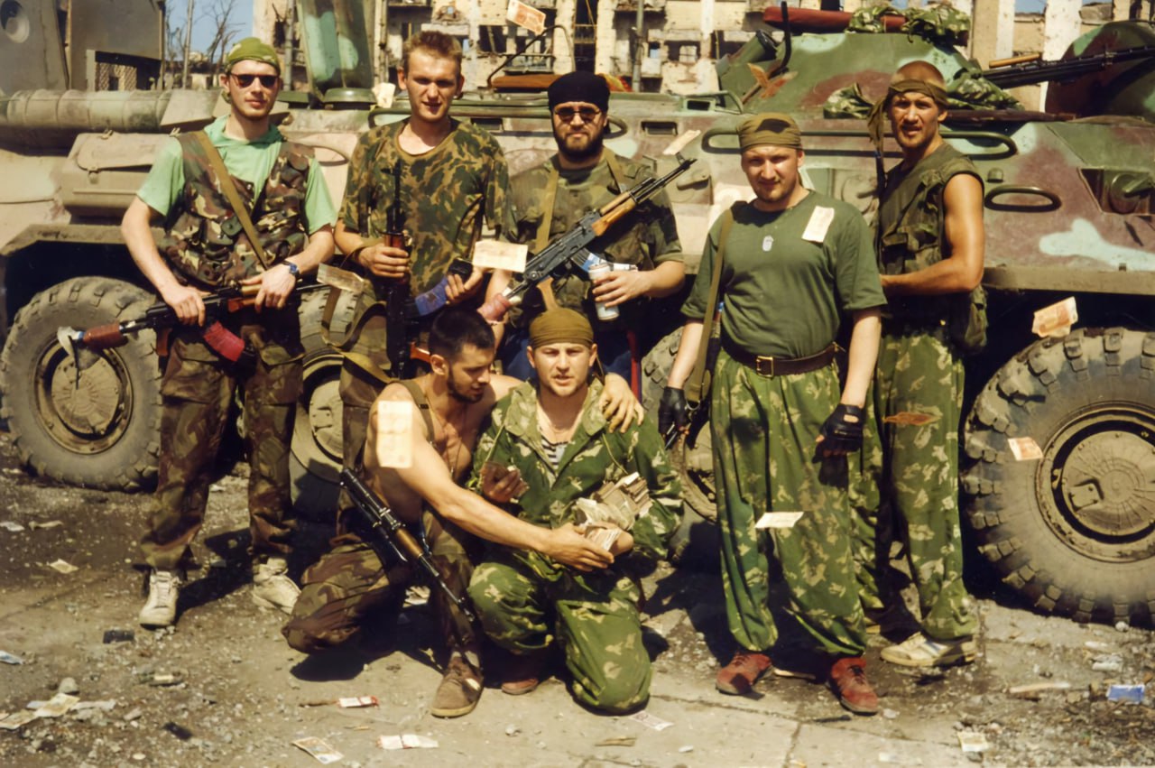 6 ноября 1991 года на территории Южной Сибири, в левобережной части могучего и полноводного Енисея, в крае древних скифских курганов и архитектурно-фортификационных сооружений, в регионе пятиста соленых и пресных кристально... 6 ноября 1991 года на территории Южной Сибири, в левобережной части могучего и полноводного Енисея, в крае древних скифских курганов и архитектурно-фортификационных сооружений, в регионе пятиста соленых и пресных кристально...