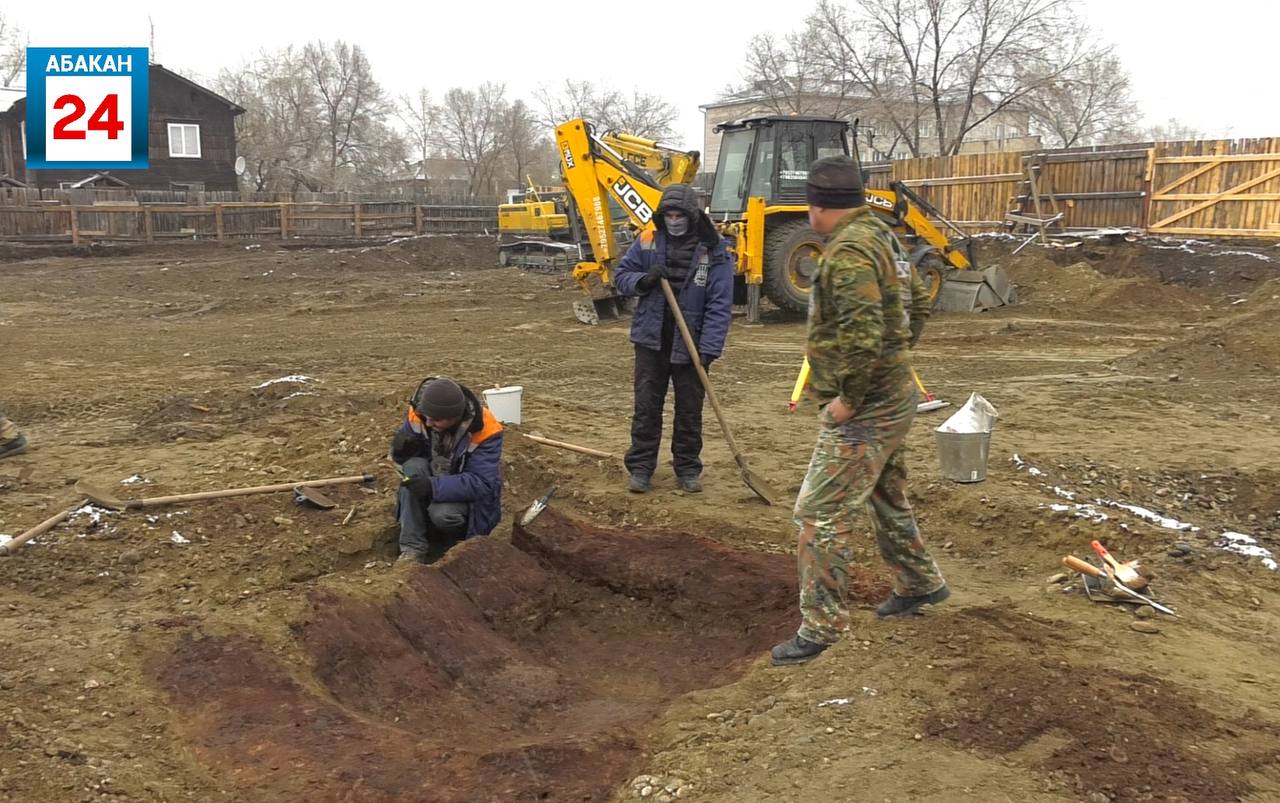 Невероятная археологическая находка: погребения тагарской и таштыкской культур обнаружены в районе Нефтебазы в Абакане Невероятная археологическая находка: погребения тагарской и таштыкской культур обнаружены в районе Нефтебазы в Абакане