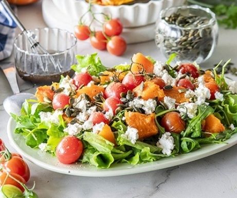 Салат с печёной тыквой, творогом и подпечёнными томатами