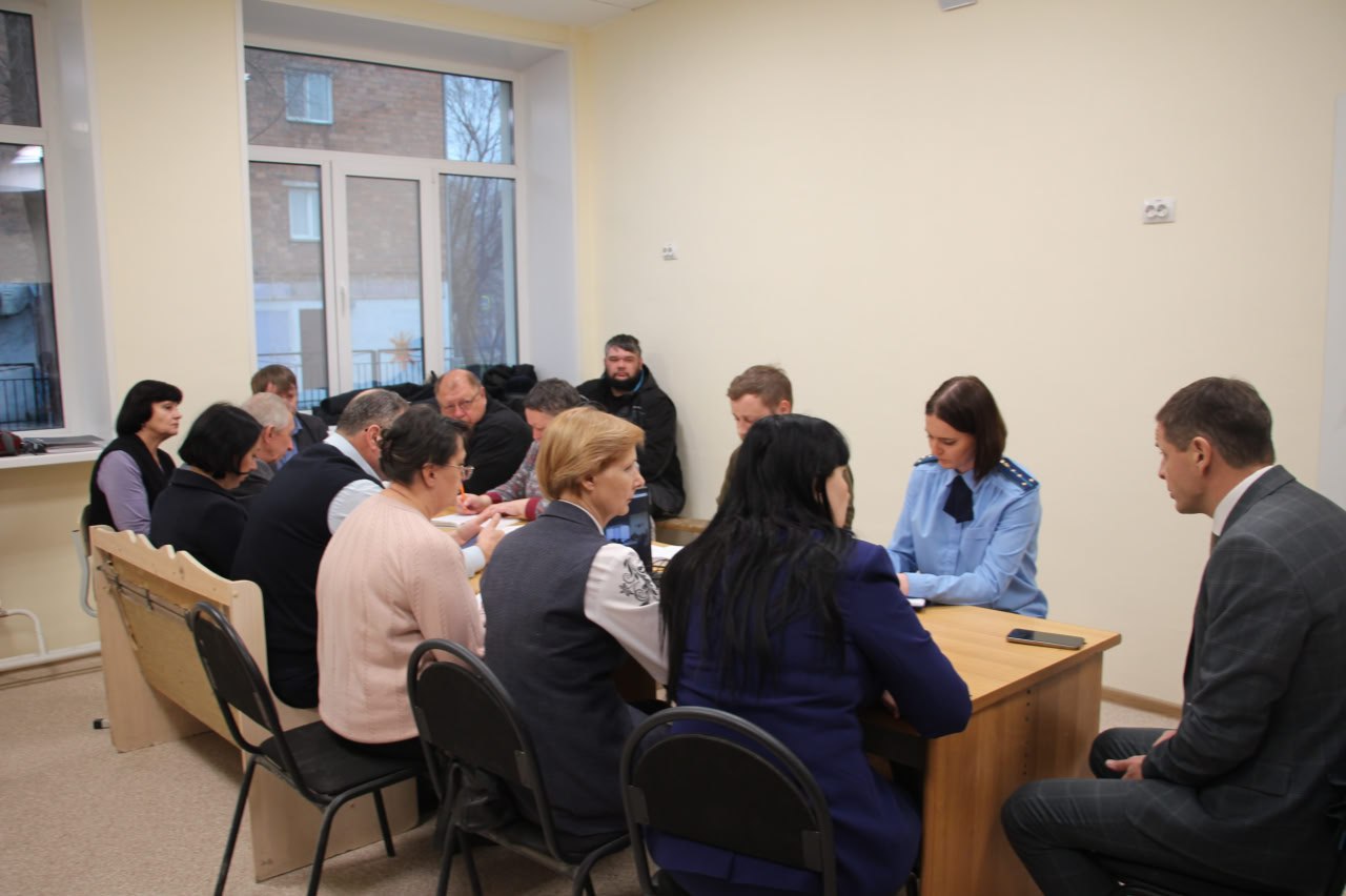 Глава города Абакана Алексей Лемин на очередном штабе в школе № 10 обсудил с подрядчиком продвижение работ на объекте Глава города Абакана Алексей Лемин на очередном штабе в школе № 10 обсудил с подрядчиком продвижение работ на объекте