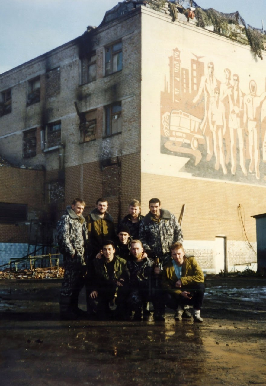 6 ноября 1991 года на территории Южной Сибири, в левобережной части могучего и полноводного Енисея, в крае древних скифских курганов и архитектурно-фортификационных сооружений, в регионе пятиста соленых и пресных кристально... 6 ноября 1991 года на территории Южной Сибири, в левобережной части могучего и полноводного Енисея, в крае древних скифских курганов и архитектурно-фортификационных сооружений, в регионе пятиста соленых и пресных кристально...