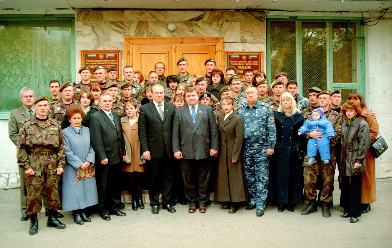 6 ноября 1991 года на территории Южной Сибири, в левобережной части могучего и полноводного Енисея, в крае древних скифских курганов и архитектурно-фортификационных сооружений, в регионе пятиста соленых и пресных кристально... 6 ноября 1991 года на территории Южной Сибири, в левобережной части могучего и полноводного Енисея, в крае древних скифских курганов и архитектурно-фортификационных сооружений, в регионе пятиста соленых и пресных кристально...