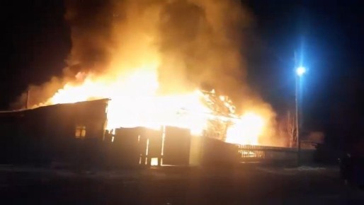 Мужчина погиб, подросток в больнице: страшный пожар произошел в Усть-Абаканском районе