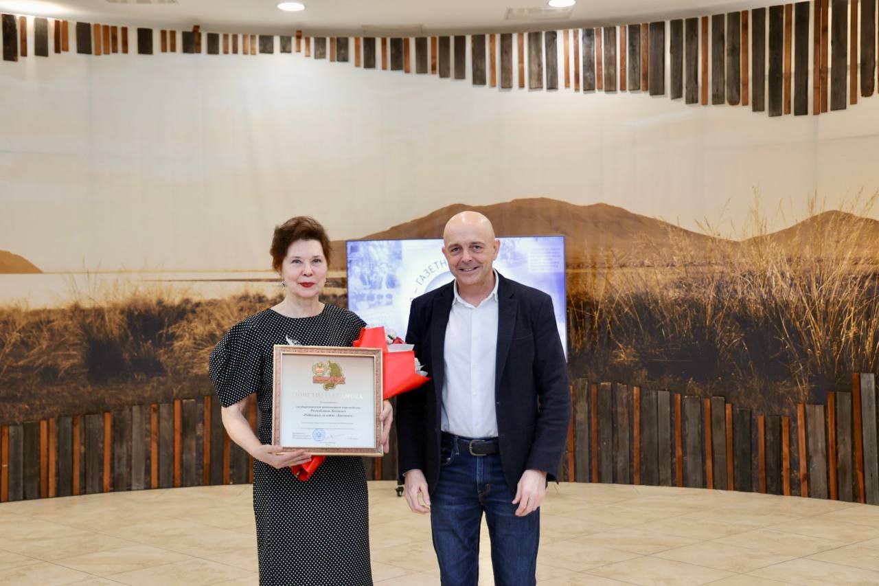 Сергей Сокол поздравил с юбилеем старейшую газету «Хакасия» Сергей Сокол поздравил с юбилеем старейшую газету «Хакасия»