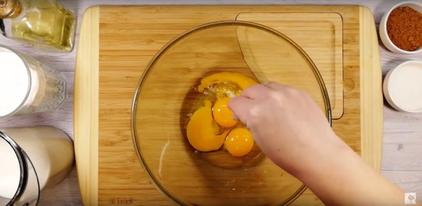 Нежный торт без выпечки с шоколадными блинчиками и легким кремом