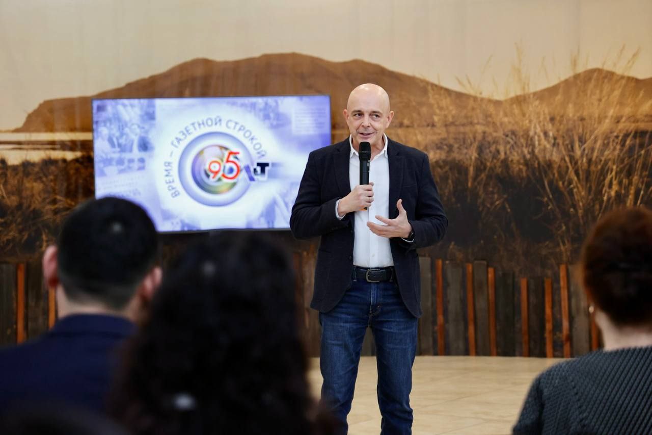 Сергей Сокол поздравил с юбилеем старейшую газету «Хакасия»