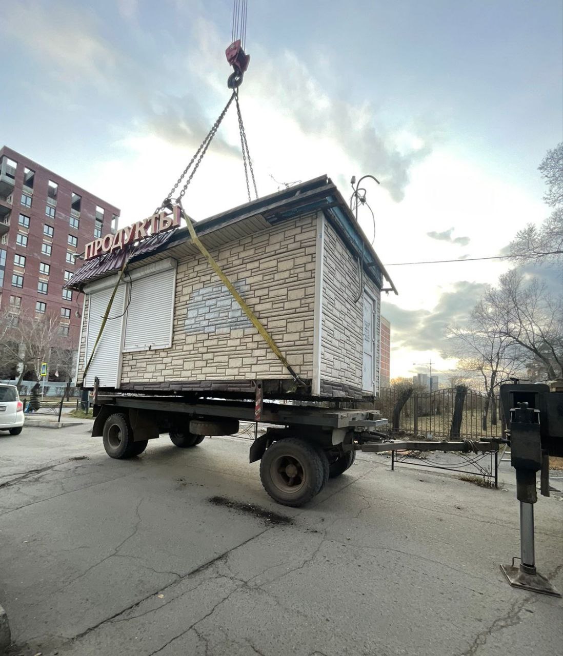 В АБАКАНЕ СНЕСЛИ ДУРНОПАХНУЩИЙ ТОРГОВЫЙ КИОСК В АБАКАНЕ СНЕСЛИ ДУРНОПАХНУЩИЙ ТОРГОВЫЙ КИОСК
